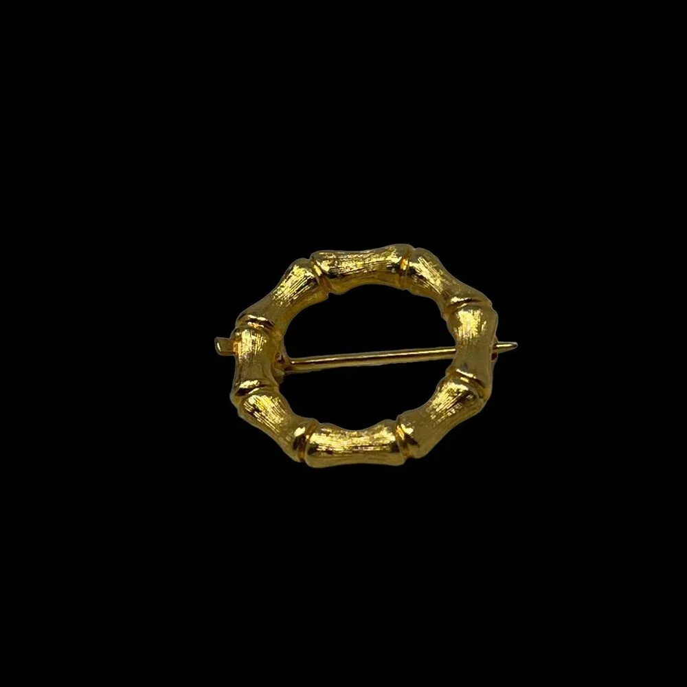 Vintage Brooch Round Circle Textured Gold Tone Bone Shaped Segments Pin‎